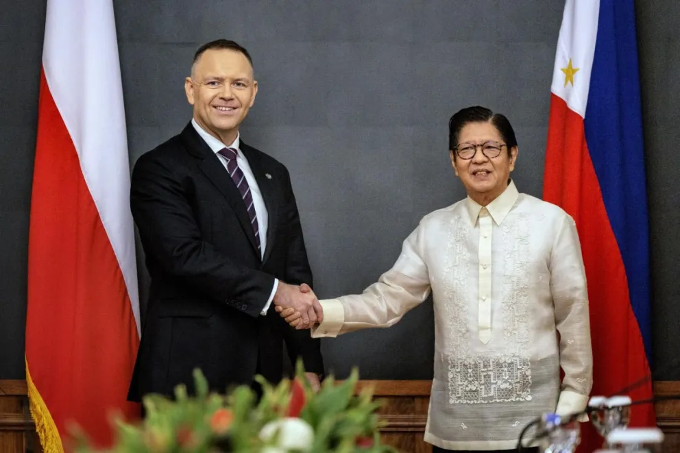 El presidente de Filipinas, Ferdinand Marcos Jr. (d), junto a su homólogo polaco, Karol Nawrocki (I), durante la visita del líder europeo a Manila. Foto: EFE