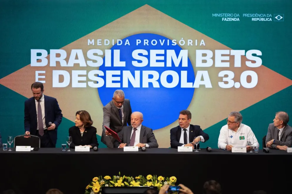 El presidente de Brasil, Luiz Inácio Lula da Silva (3-i), en un acto el 25 de septiembre de 2026 donde anunció la prohibición de las apuestas deportivas y los casinos en línea. Foto: EFE
