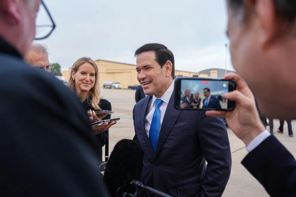 El secretario de Estado de Estados Unidos, Marco Rubio, hablando con los periodistas este lunes en Washington (EE.UU.) antes de viajar a Islandia. Foto: EFE 