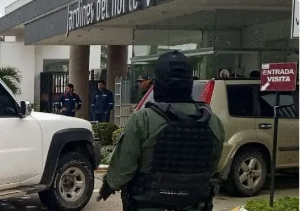 Policías durante el operativo de allanamiento en la casa del exfiscal Roger Mariaca. Foto: Captura Unitel