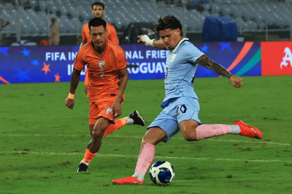 El uruguayo Araújo (der.) es marcado por Avishek Singh, de India. Foto: EFE