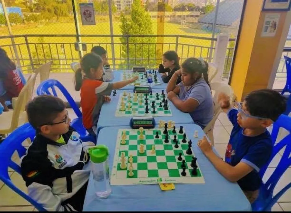 Algunos pensadores durante el torneo. Foto: Federación Boliviana de Ajedrez.