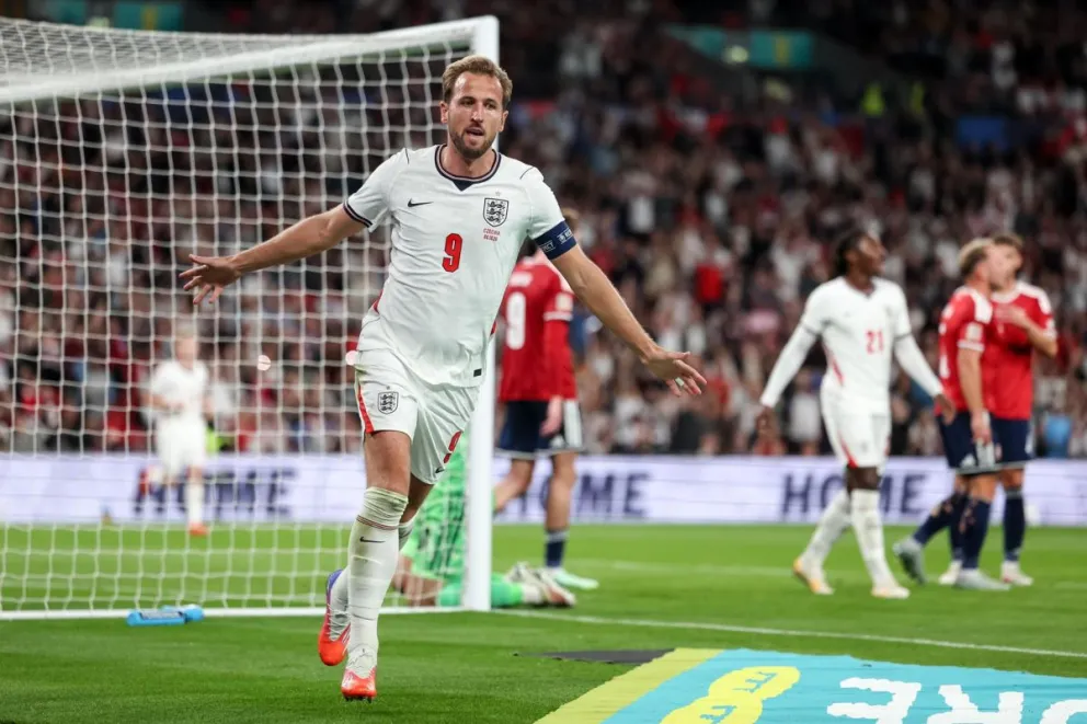 Harry Kane festeja uno de sus goles a República Checa. Foto: EFE.