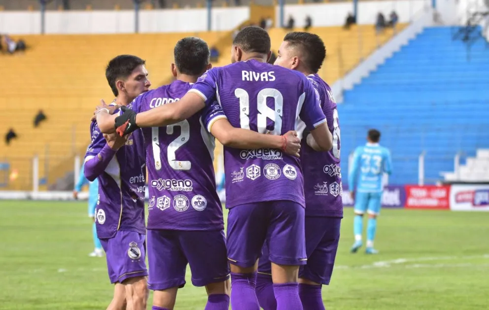 Rivas y sus compañeros festejan el primer gol de Real Potosí ante San Antonio. Foto: APG