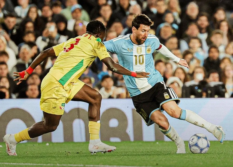 Lionel Messi controla la pelota marcado por un rival antes de que el partido se detenga. Fto: AFA