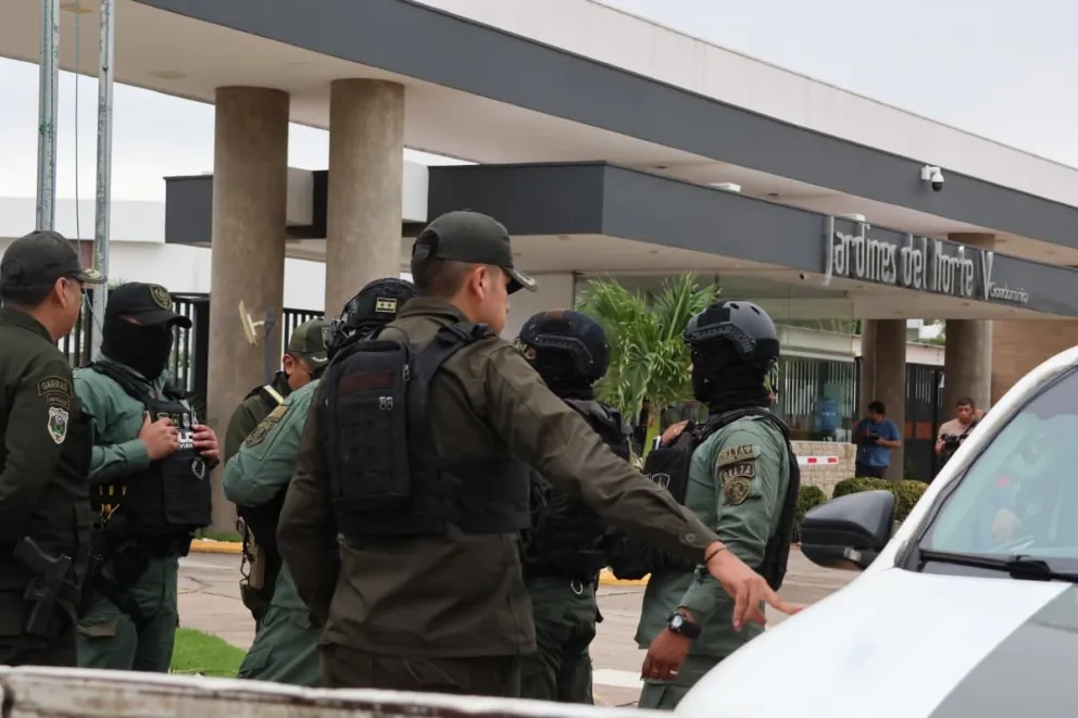 Policías y fiscales realizaron los operativos en las viviendas vinculadas al exfiscal Roger Mariaca. Foto: APG