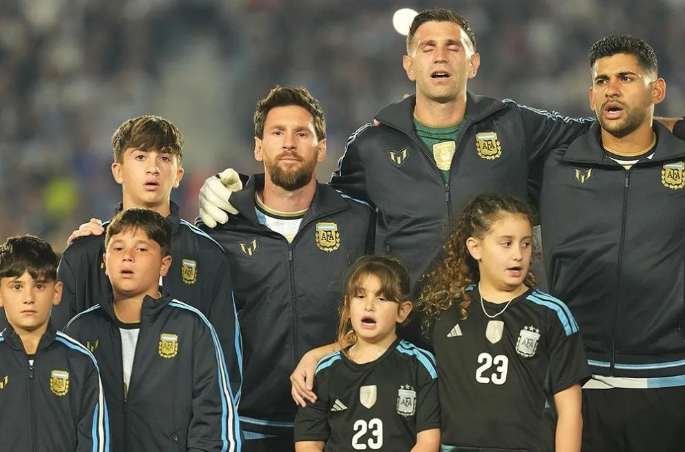 Messi junto a sus hijos y sus compañeros en el momento del himno. Foto: Selección argentina