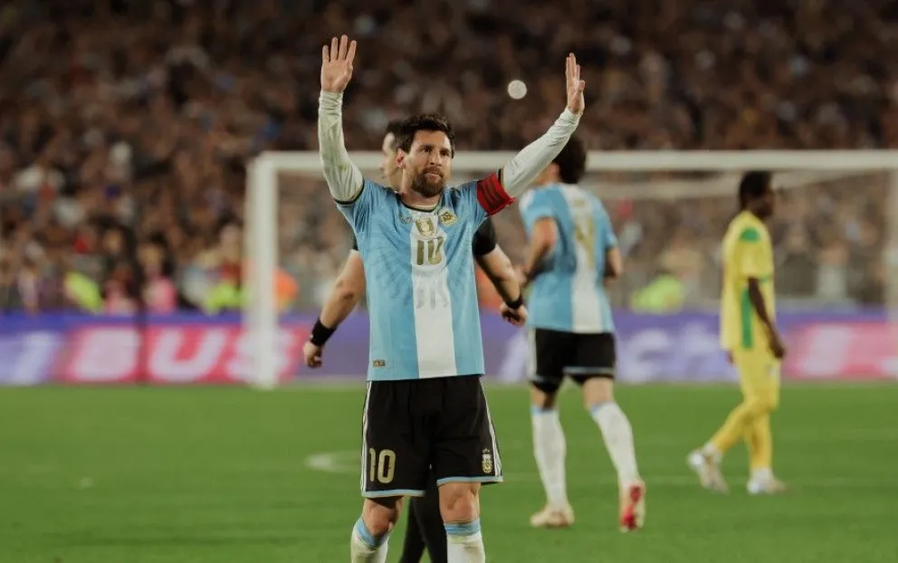 Lionel Messi saluda a los hinchas argentinos que asistieron al Monumental. Foto: Selección argentina