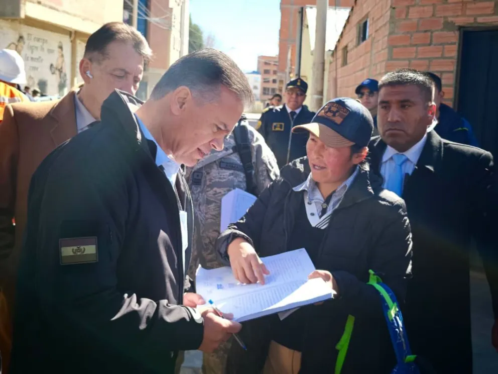 El ministro de Defensa, Ernesto Justiniano en Viacha. Foto: ABI