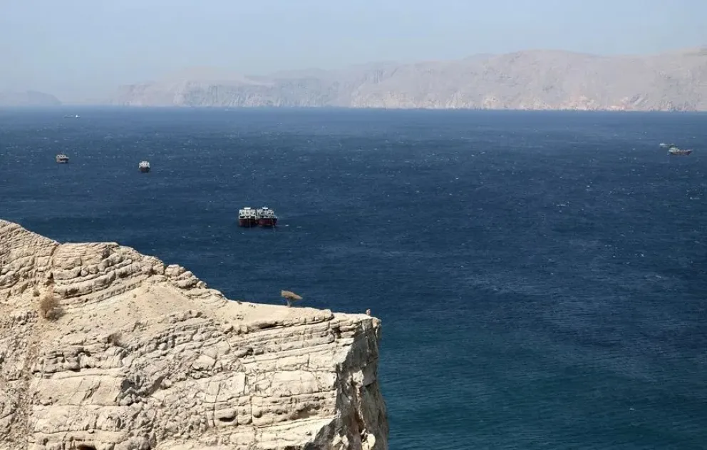 Buques en el estrecho de Ormuz vistos desde Jasab, Gobernación de Musandam, Omán, en una fotografía de archivo. Foto: EFE
