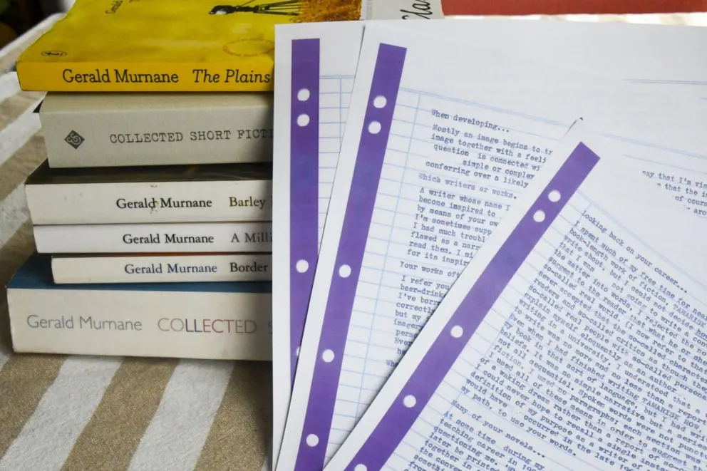 Carta y libros del escritor australiano Gerald Murnane, fotografiados para EFE en una entrevista en marzo de 2026 con el autor, cuyos libros de origen íntimo y doméstico han conquistado a lectores de todo el mundo. Foto: EFE