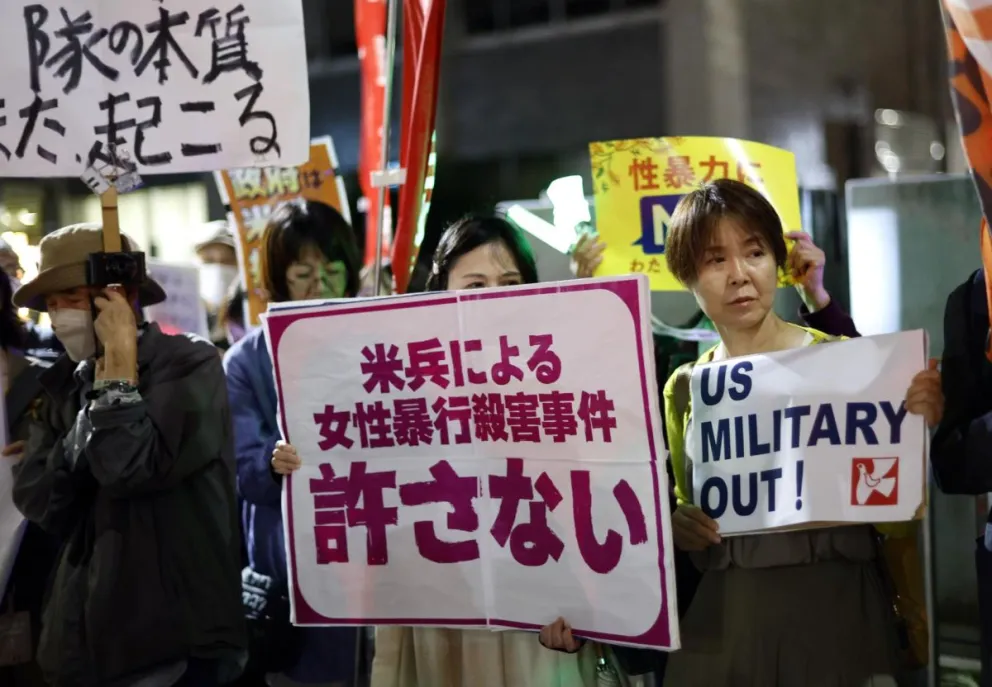 Una manifestación frente a la oficina de la primera ministra, después de que un marine estadounidense de 20 años, destinado en la base aérea de Futenma (Okinawa), fuera detenido bajo sospecha de haber robado y asesinado a una mujer local. Foto: EFE