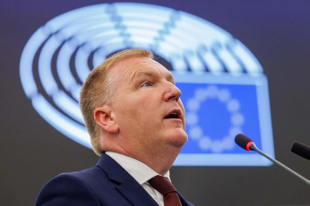 El comisario europeo de Democracia, Justicia, Estado de Derecho, Michael McGrath, interviene sobre las recomendaciones relativas a las relaciones políticas entre la UE y China durante la sesión del Parlamento Europeo. Foto: EFE