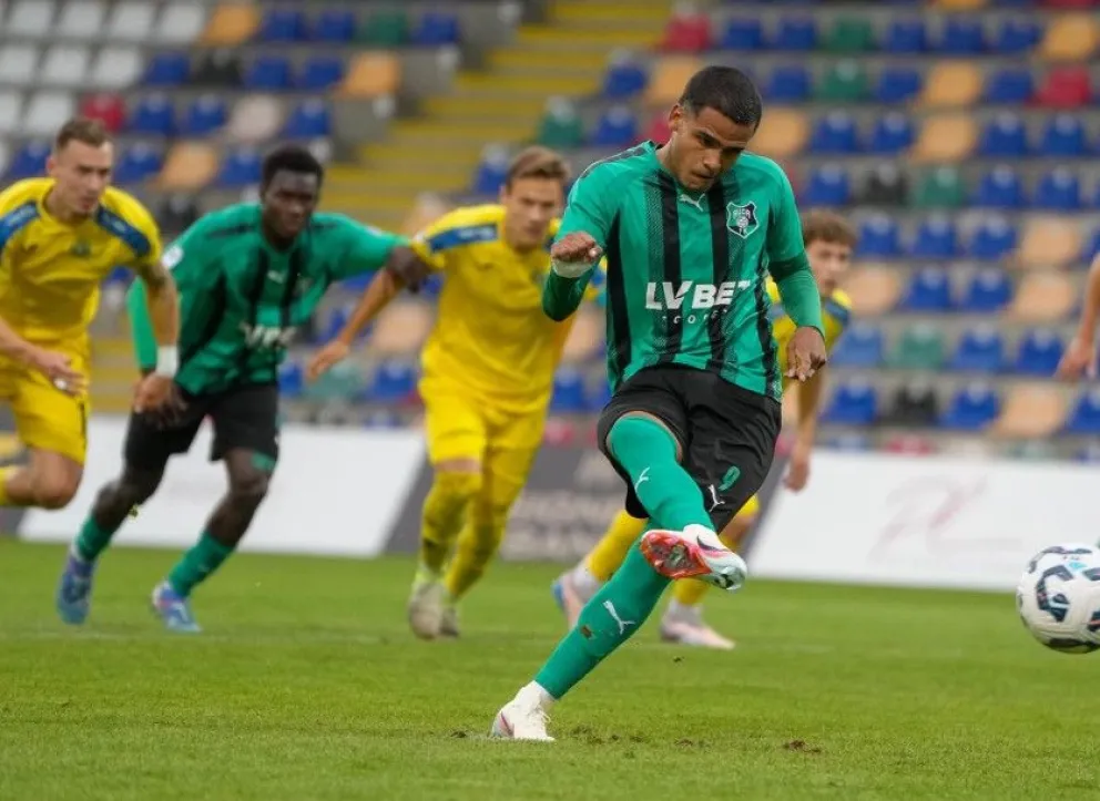 Monteiro en un partido jugado en Letonia, el jugador volvió al Santos FC. Foto: CS