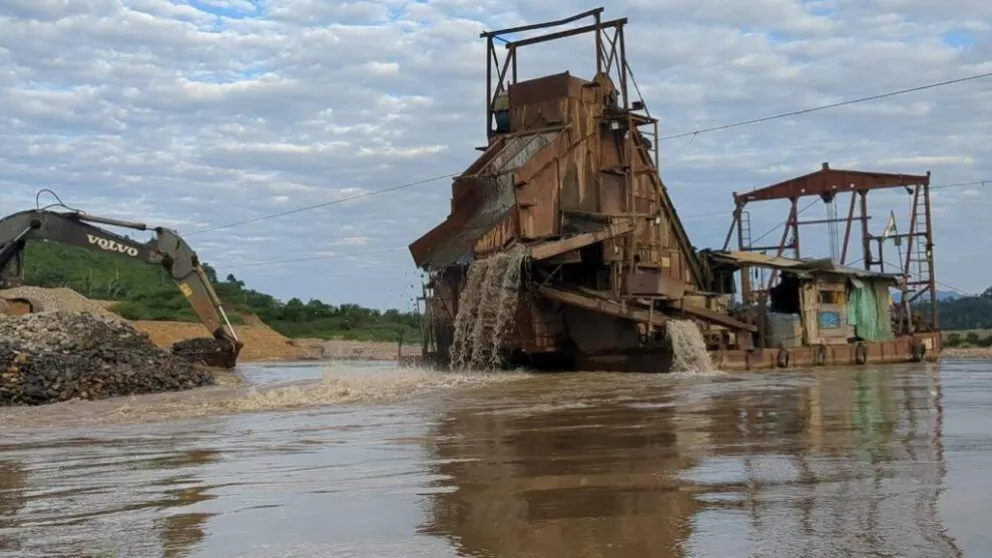 Maquinaría de la minería ilegal en ríos de la amazonia. Foto: ANA