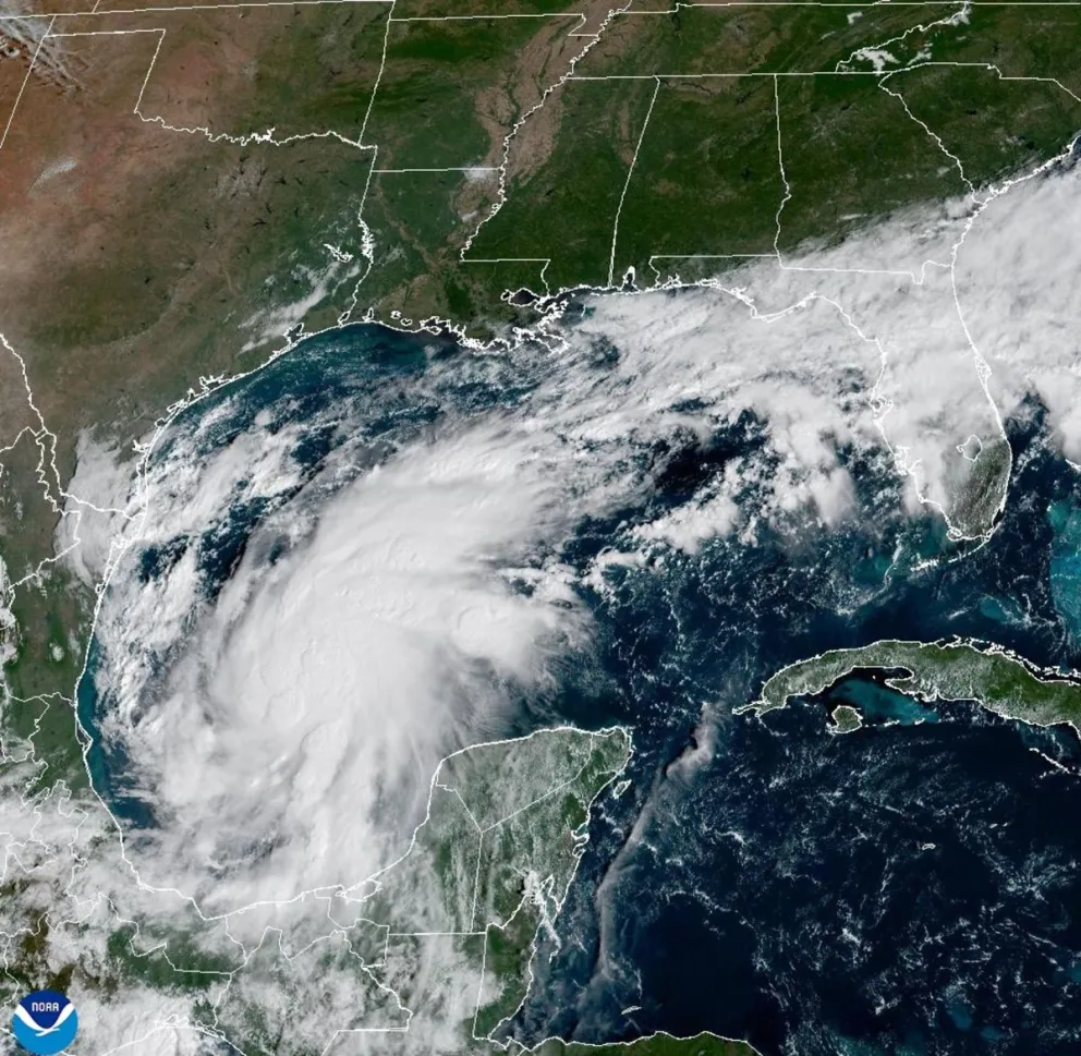 Foto satelital tomada cedida por la Oficina Nacional de Administración Oceánica y Atmosférica (NOAA) a través del Centro Nacional de Huracanes (NHC) estadounidense donde se muestra la localización de la tormenta tropical Isaías en el Golfo de México. EFE