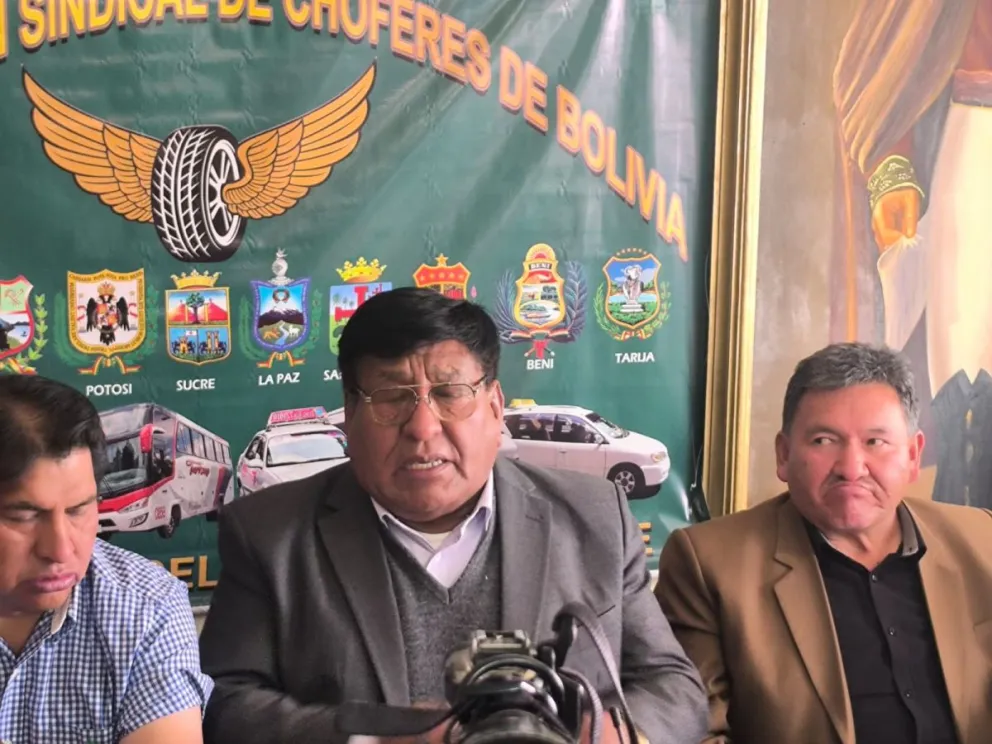 El secretario ejecutivo de la Confederación de Choferes de Bolivia, Lucio Gómez, en conferencia de prensa. Foto: Aracely Rondón