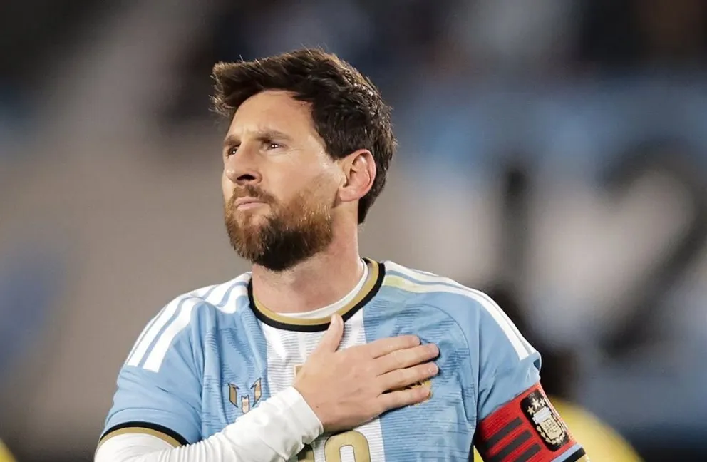 Messi, con la mano en el corazón, durante su partido de despedida. Foto: AFA.