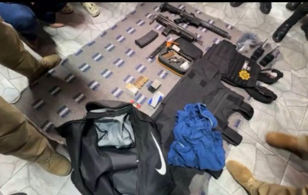 Armas de fuego, chalecos antibalas y proyectiles fueron encontrados en el vehículo que utilizaba el exfiscal general, Roger Mariaca. Foto: Radio Fides