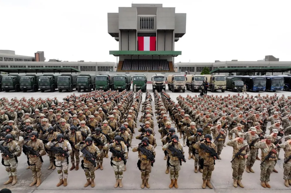 Un grupo de militares peruanos en formación durante la presentación del "comando unificado" para enfrentar a la delincuencia en su país, este miércoles en Lima (Perú). EFE