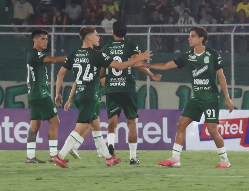 Nacif (der.) festeja su gol junto a sus compañeros. Foto: APG.