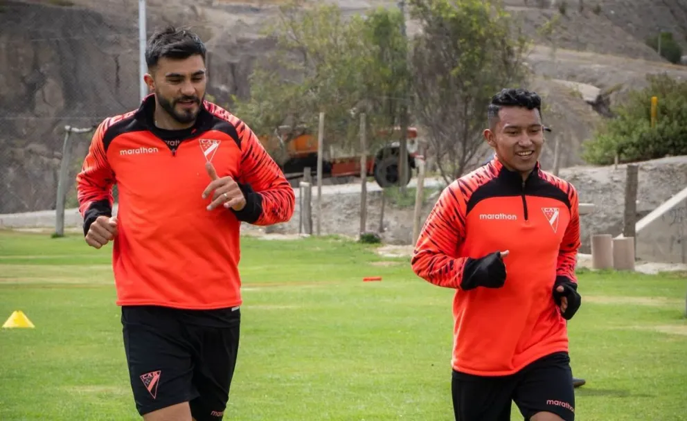 Enrique Triverio (izq.) y Carlitos Rodríguez, jugadores de Always, en uno de los últimos entrenamientos del plantel. Crédito: Club Always Ready