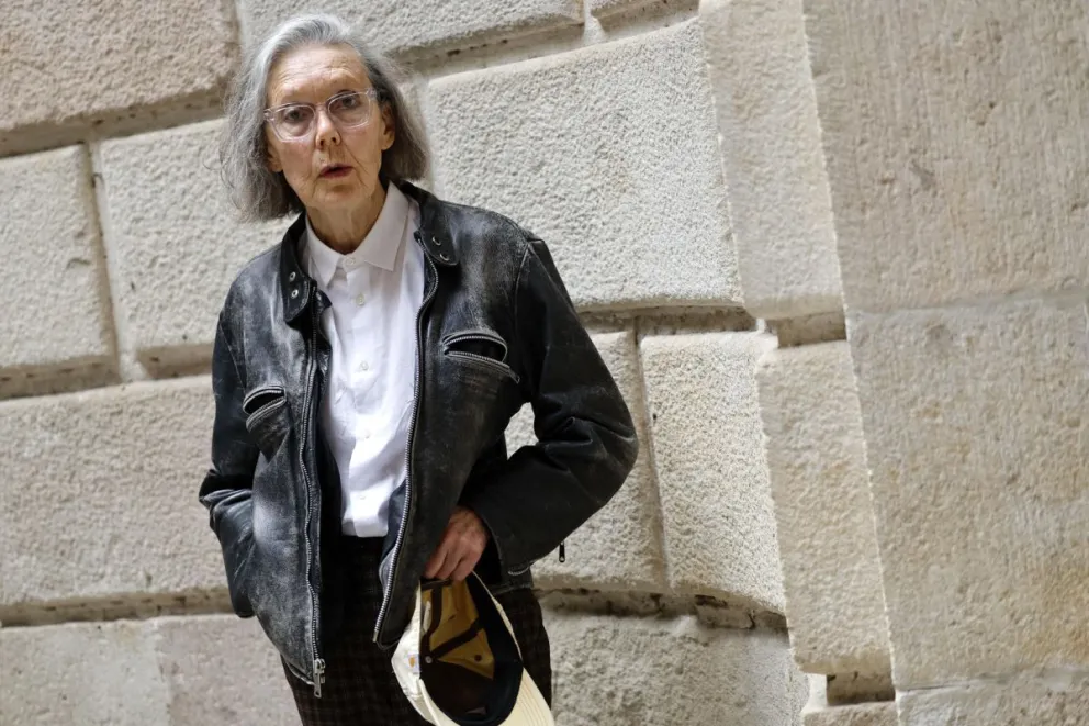 La canadiense Anne Carson, una de las poetas más prestigiosas del mundo y ahora Premio Nobel de Literatura, el 12 de mayo de 2025 en Barcelona (España). Foto: EFE/
