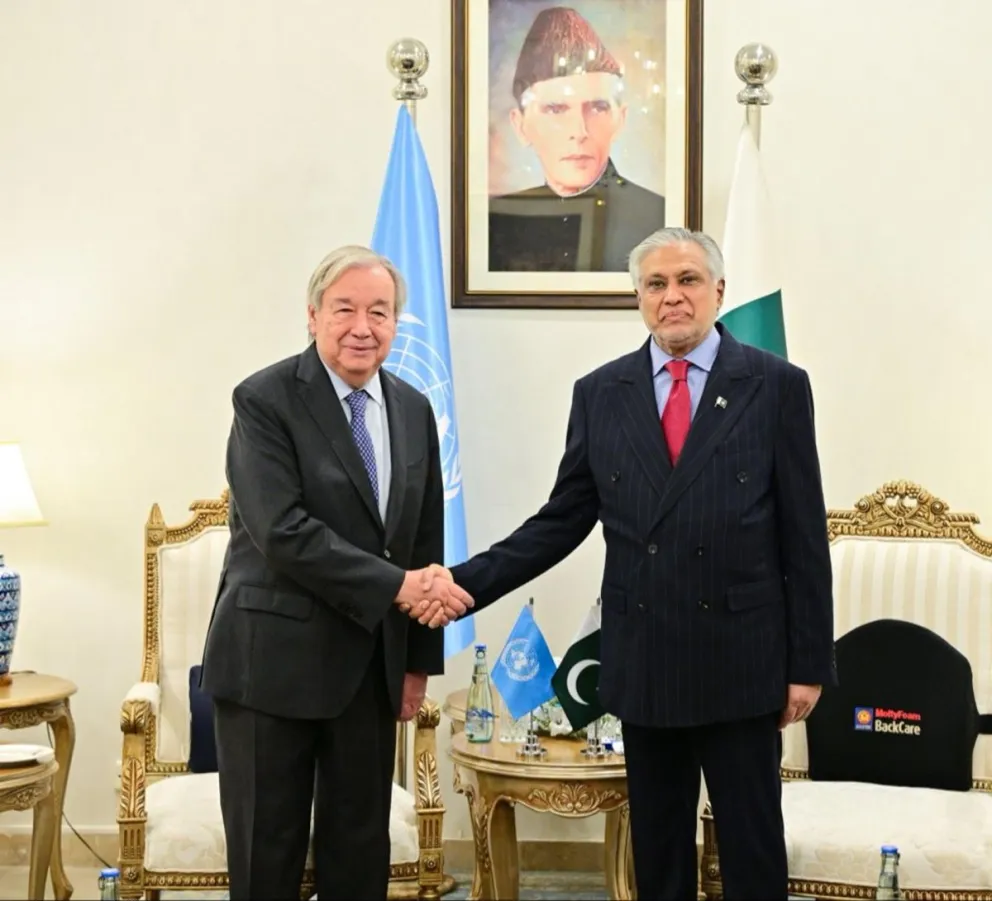 El secretario general de la ONU, António Guterres (i), durante la reunión mantenida en Islamabad con el ministro de Exteriores de Pakistán, Muhammad Ishaq Dar. Foto: EFE