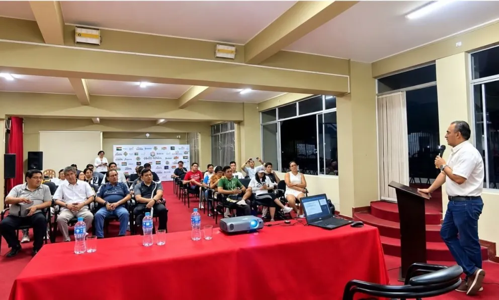 Bustamante (der.) durante la socialización de la Ley de Incentivo al Deporte en Tarija. Foto: Viceministerio de Deportes.