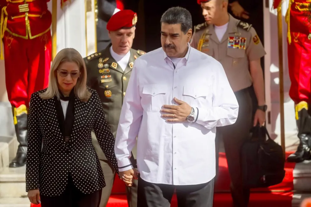 Fotografía de archivo del 18 de noviembre de 2023 del presidente de Venezuela, Nicolás Maduro (c) acompañado de su esposa Cilia Flores (i) durante un acto en Caracas (Venezuela). EFE