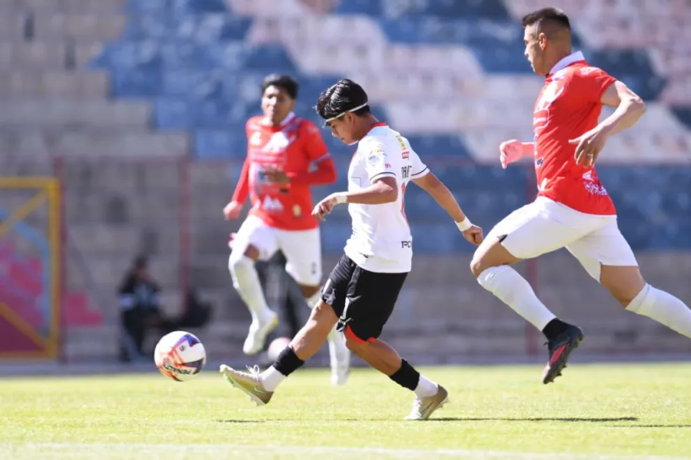 Maraude (de Always) convierte el primer gol para su equipo. Foto: Agencia Marka Registrada.