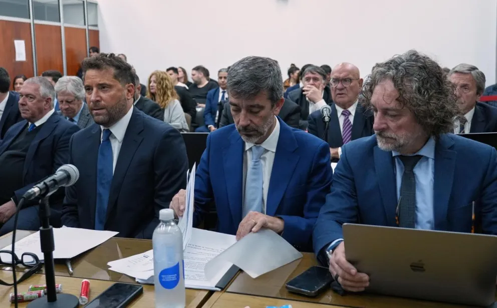 El fiscal Patricio Ferrari (izq.), junto a otros abogados en el tribunal de San Isidro, en Buenos Aires. Foto: EFE
