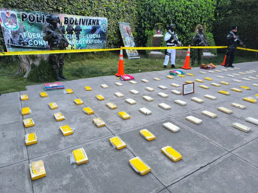 La FELCN muestra el chorhidrato de cocaína incautado en los tres últimos días en el Chapare, Cochabamba; en Omasuyos, La Paz y en La Angostura, en Santa Cruz. Foto Aracely Rondón