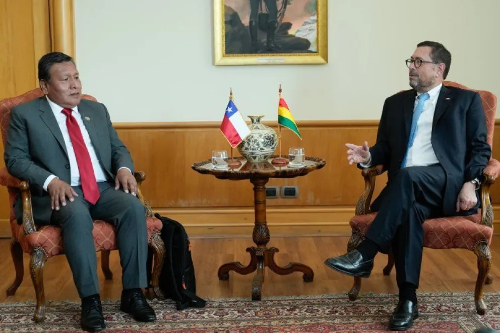 Los cancilleres Héctor Huanca y Francisco Pérez Mackenna. Foto: Cancillería de Chile