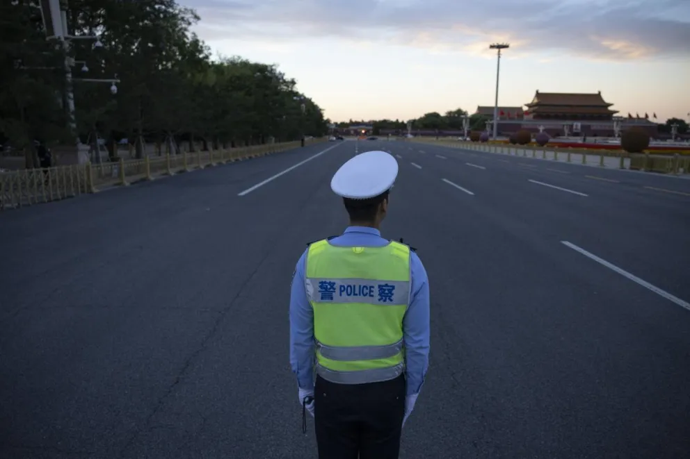 Un oficial de seguridad parado cerca de la plaza de Tiananmen en Pekín, China. Foto: EFE