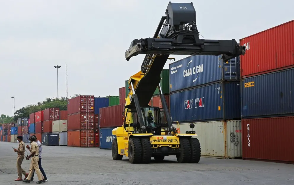 Contenedores son movidos en el Inland Container Depots (ICD), en Bangalore, India. Foto: EFE
