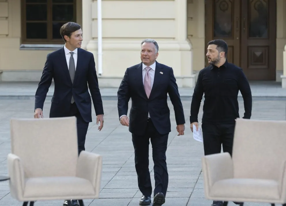 El presidente ucraniano Volodímir Zelenski y los mediadores de Washington, Steve Witkoff y Jared Kushner. Foto: EFE/