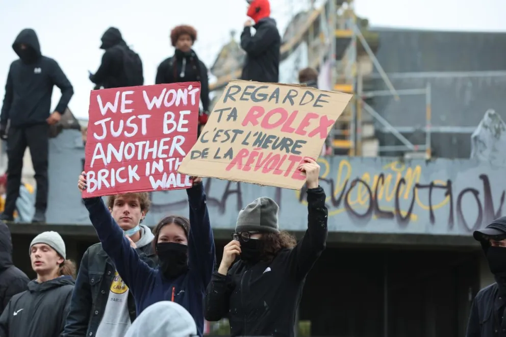 Manifestantes participan en una marcha organizada por sindicatos nacionales contra las reformas económicas y salariales planeadas por el gobierno federal en Bruselas, Bélgica, este viernes. Foto: EFE 