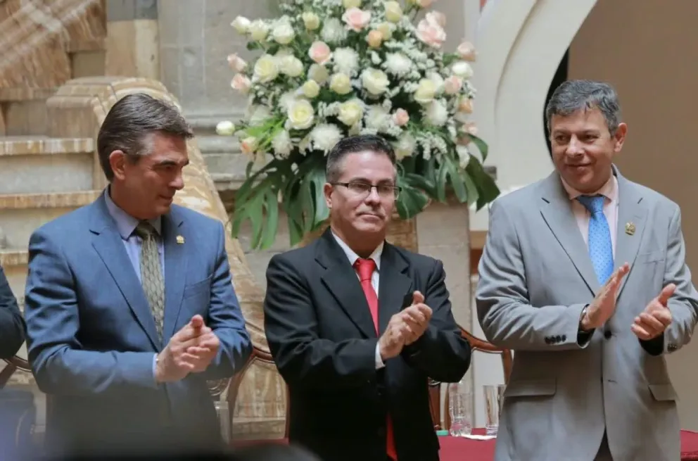 Armando Urioste en medio de presidente Rodrigo Paz y el presidente del Senado, Diego Ávila. Foto archivo: APG