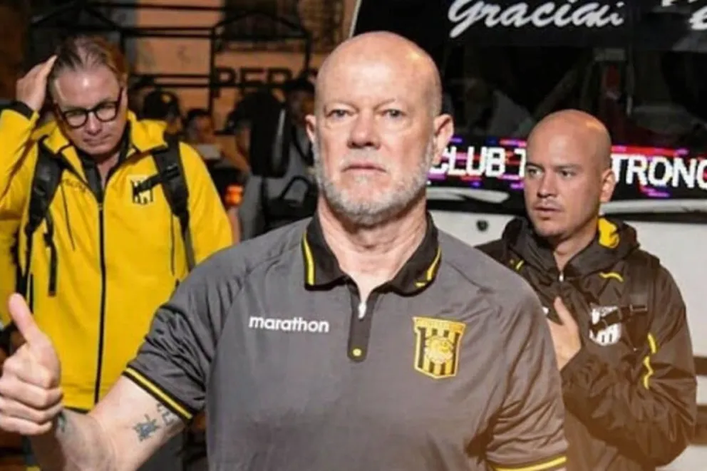 Antonio Carlos Zago, el DT del Tigre, junto a sus colaboradores. Foto: Club The Strongest