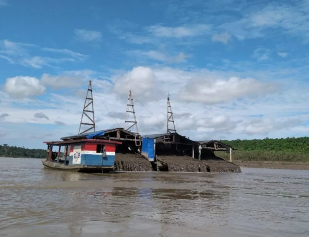 Balsa que trabaja en la extracción del oro, en el río Madre de Dios. Foro ODPIB