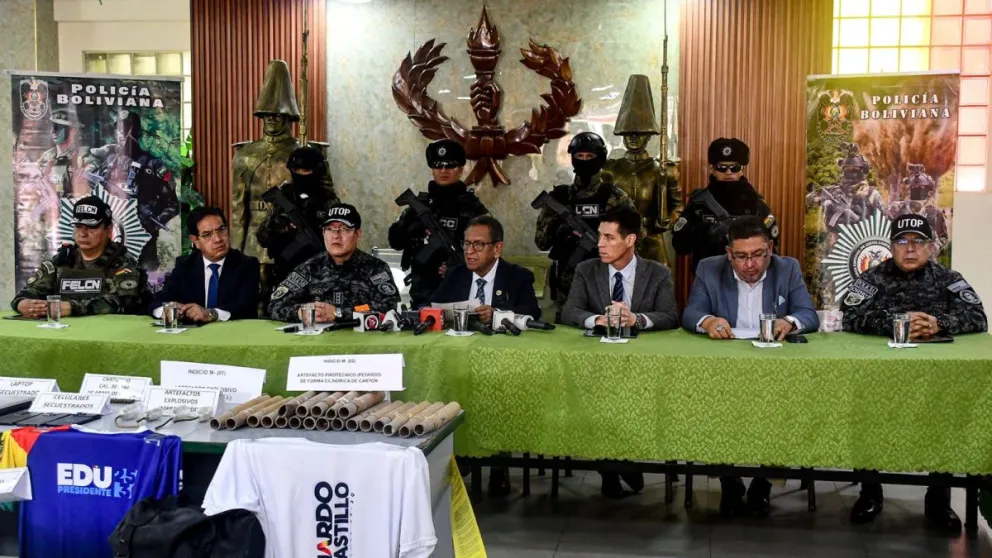 El comandante general de la Policía, Adrián Álvarez; el ministro de Gobierno, Marco Antonio Oviedo; y el viceministro de Régimen Interior, Peter Maldonado, en conferencia de prensa. Foto: Ministerio de Gobierno
