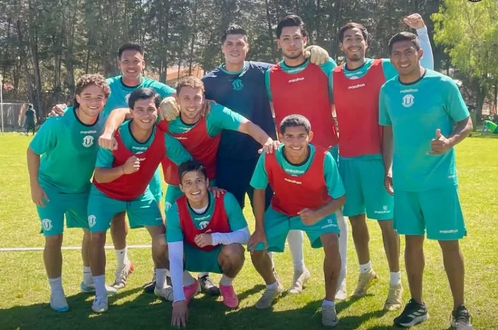 Jugadores de FC Universitario en la parte final de un entrenamiento. Foto: Club Universitario de Vinto