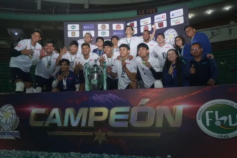 Jugadores de Olympic celebran su nuevo título de la Liga Superior. Foto: APG.
