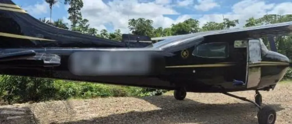 La avioneta hallada en una pista clandestina en la comunidad de Urkupiña, en el municipio de Villa Tunari, provincia Chapare de Cochabamba. Foto: Unitel