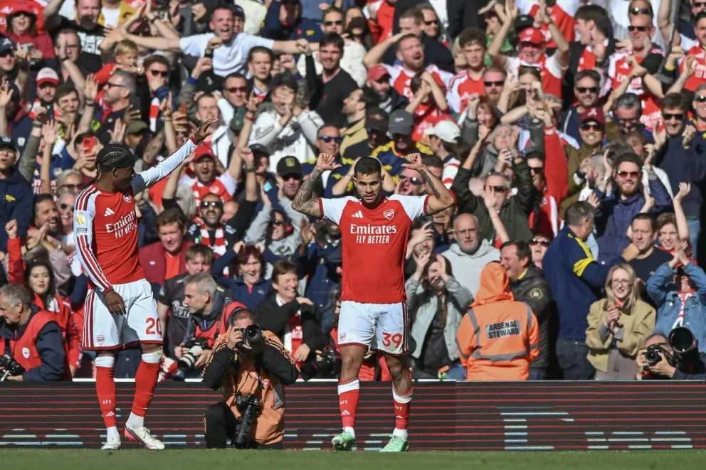 Bruno Guimaraes (der.) después del 2-1 a favor del Arsenal. Foto: EFE.