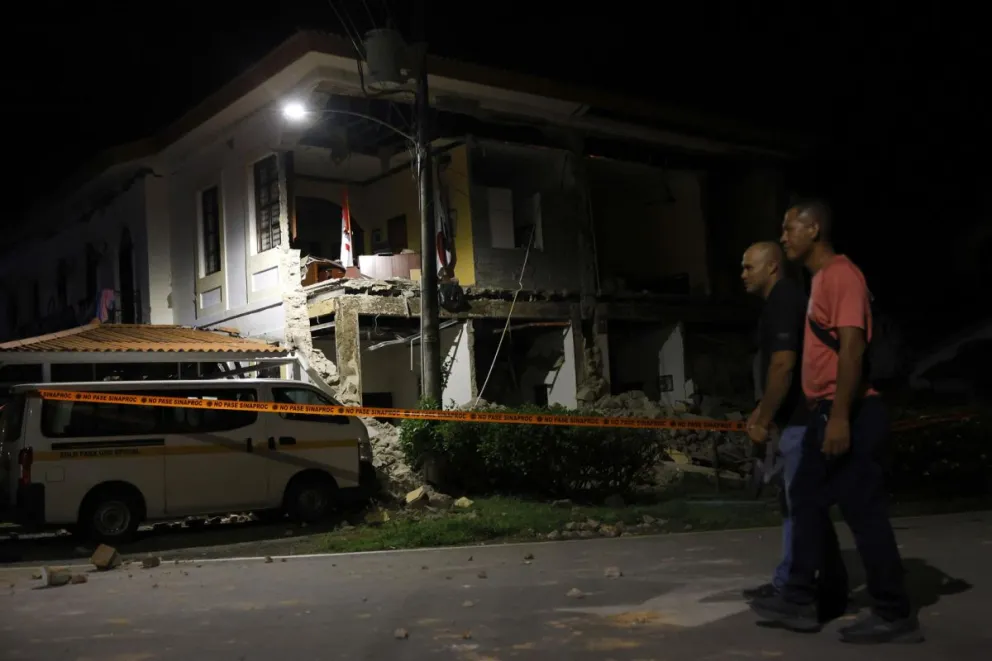 Vista general de una edificación afectada por el terremoto de magnitud 7,7 que sacudió este 9 de octubre a Panamá, en la población de Penonomé. EFE/Bienvenido Velasco