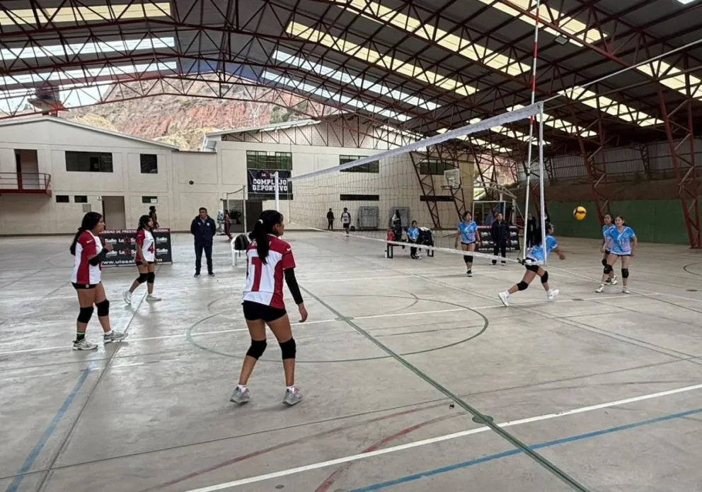 Uno de los partidos femeninos. Foto: Torneo Colegial de Vóley.