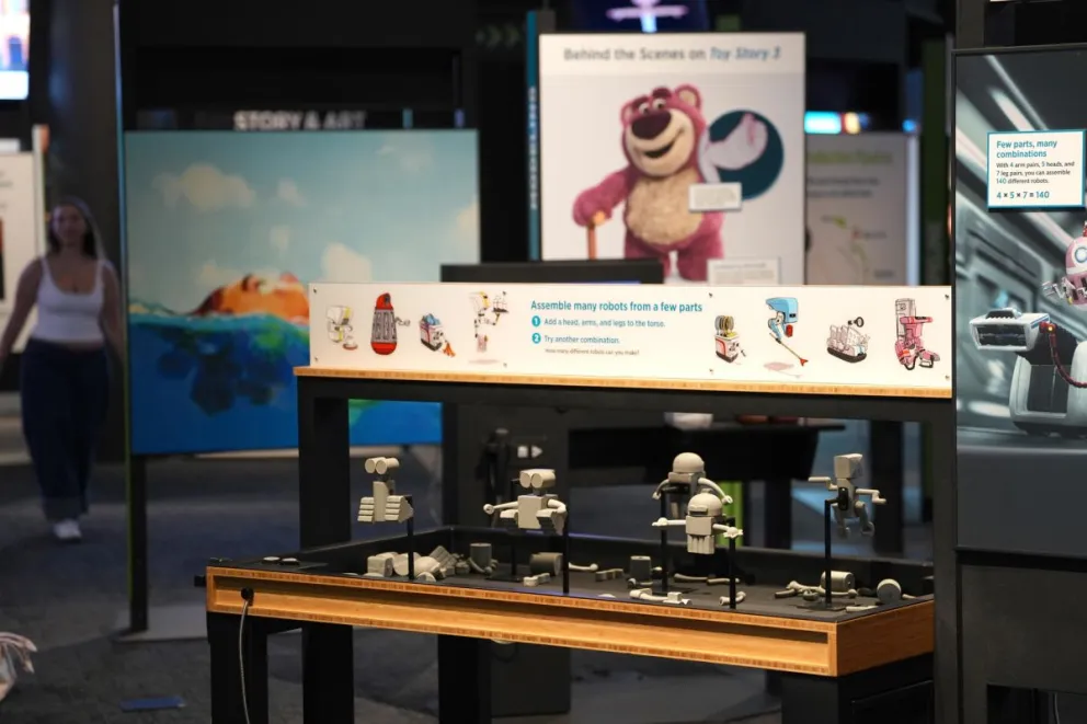 Fotografía que muestra un área dedicada al ensamblaje de pequeños robots durante la exposición 'The Science Behind Pixar' (La ciencia detrás de Pixar) este viernes, en la sede del Museo de Ciencia Frost en Miami (Estados Unidos). EFE/ Alberto Boal