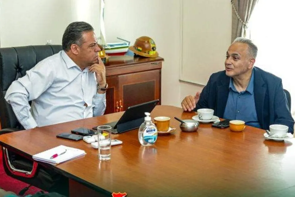 Revilla (izq.) durante la reunión con Costa. Foto: FBF.